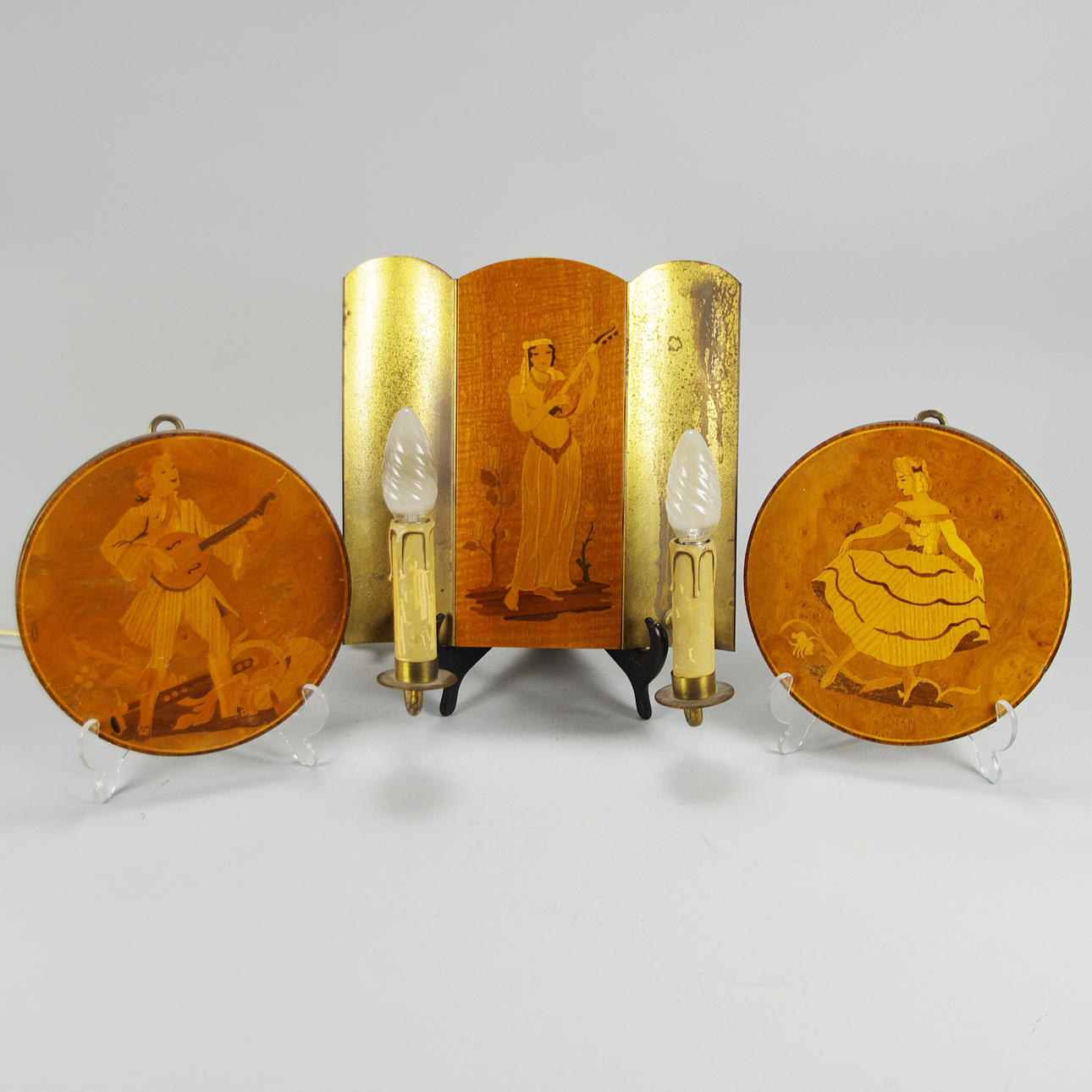 VÄGGLAMPETT SAMT 2 VÄGGPLAKETTER, trä med intarsia.