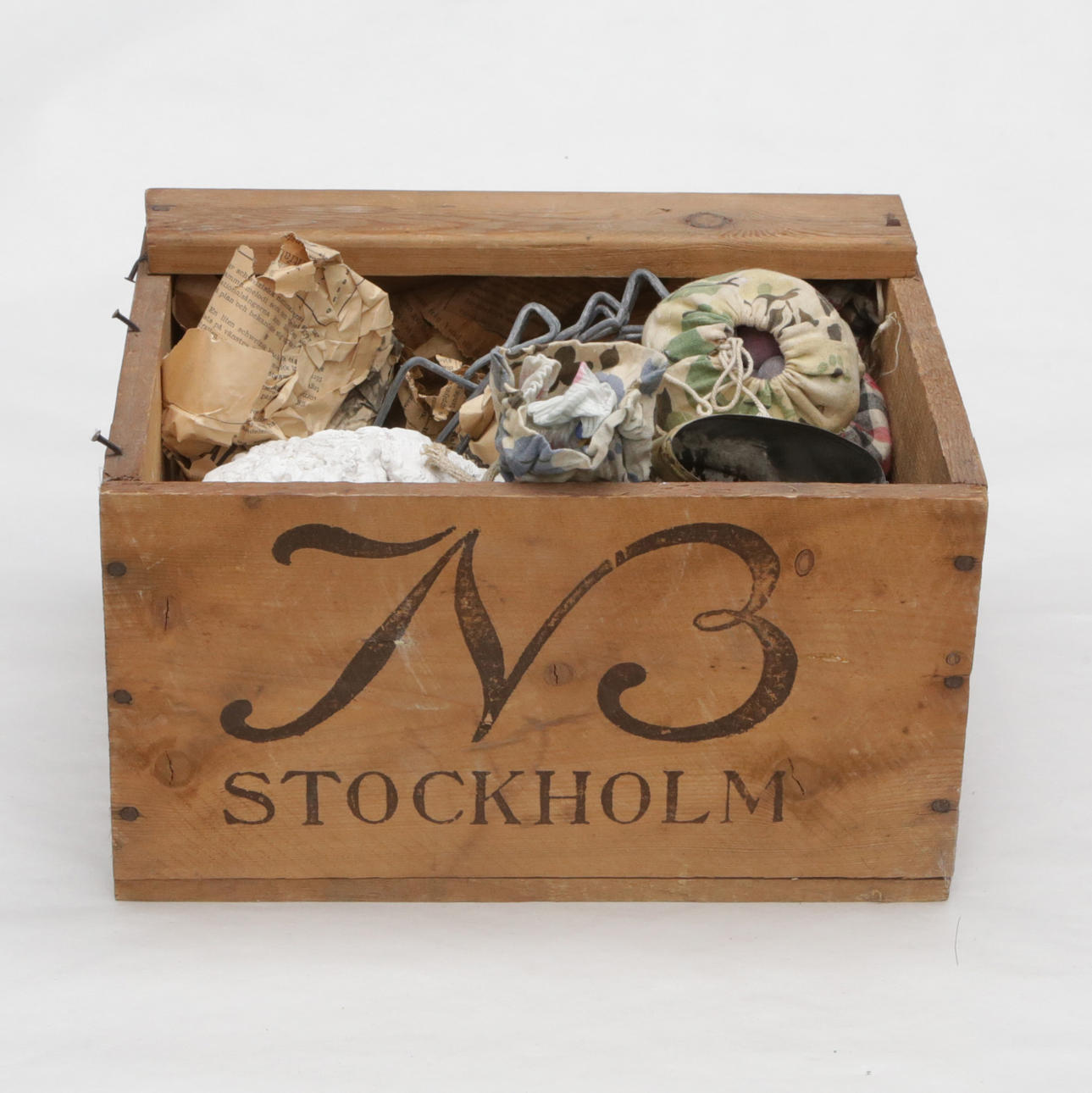 TINAVALUMUOTIT ja KIVIPALLOT.