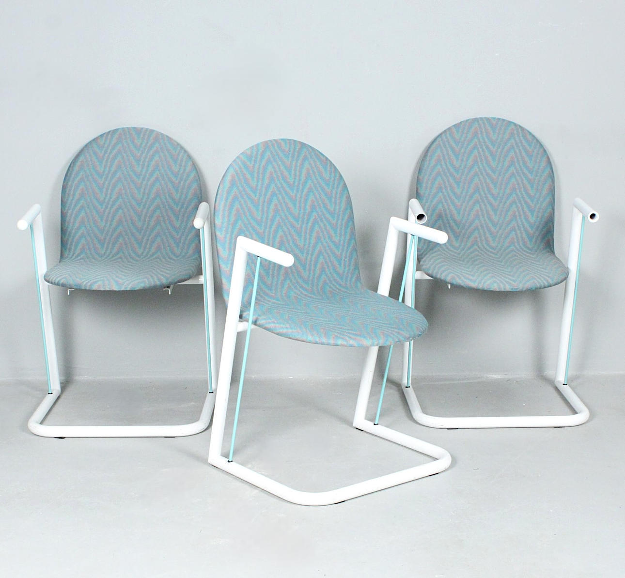 Conjunto de sillas estilo Memphis.
