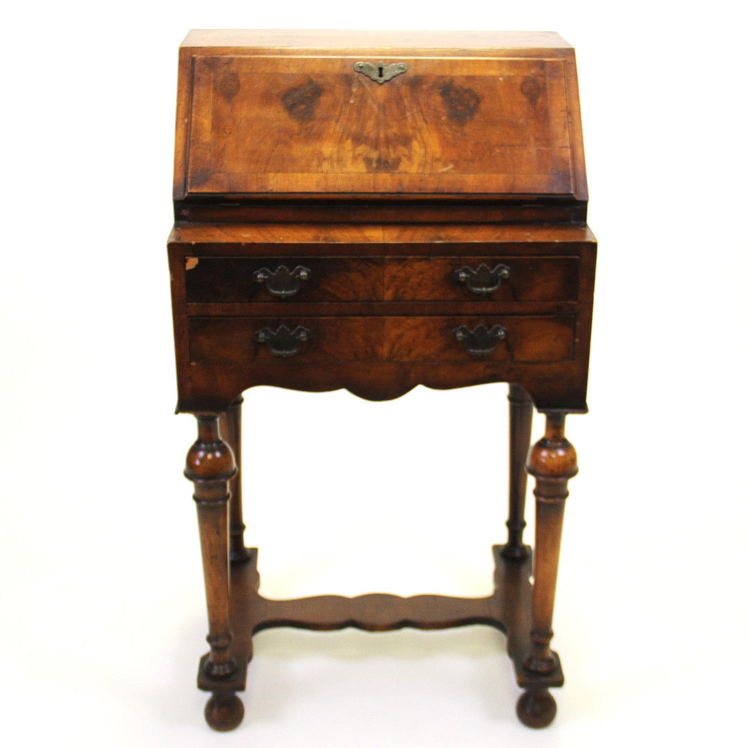 SCHREIBTISCH IM QUEEN-ANNE-STIL.