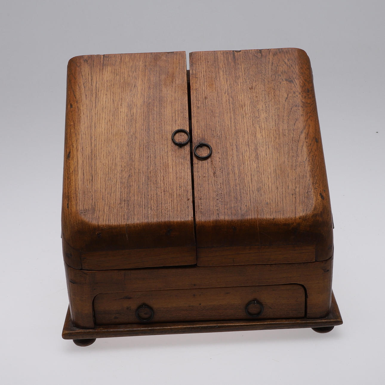 AN EARLY 20TH CENTURY STATIONERY BOX.