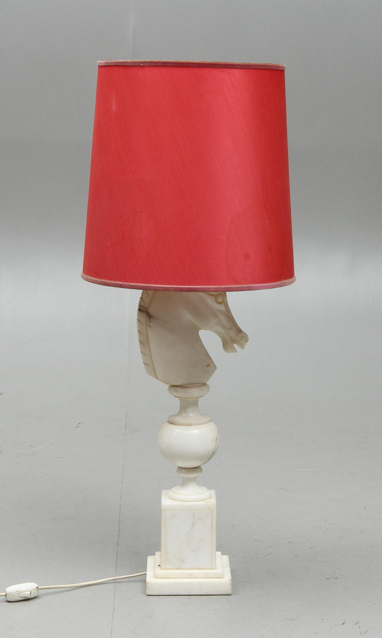 BORDSLAMPA, i form av Schackpjäs, 1900-talets slut.