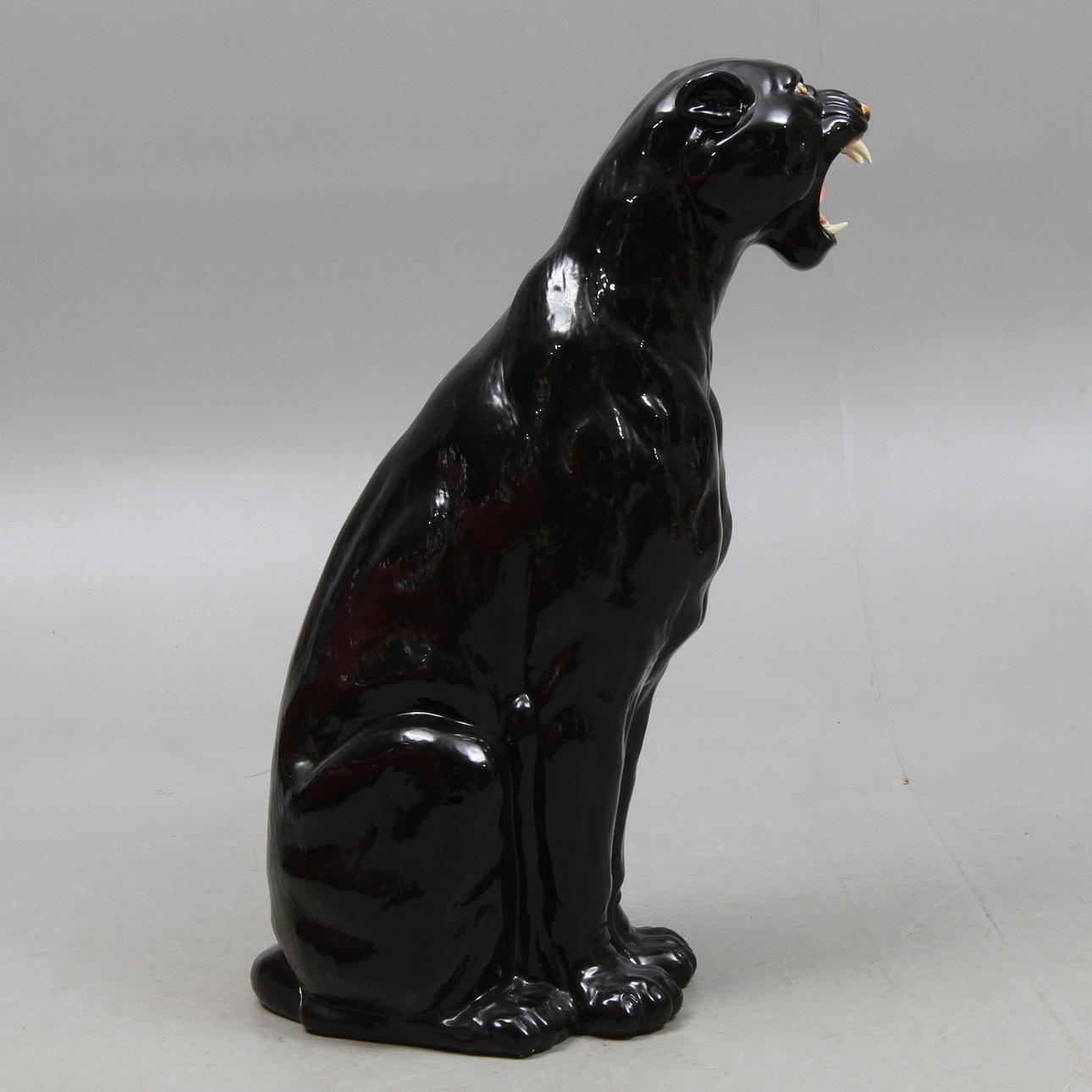 GOLVFIFURIN, keramik, panter, Italien, 1900-talets andra hälft.