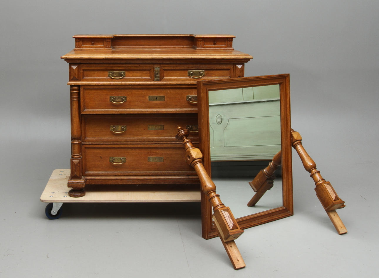 SPEGELBYRÅ, nyrenässans, 1800-tal.