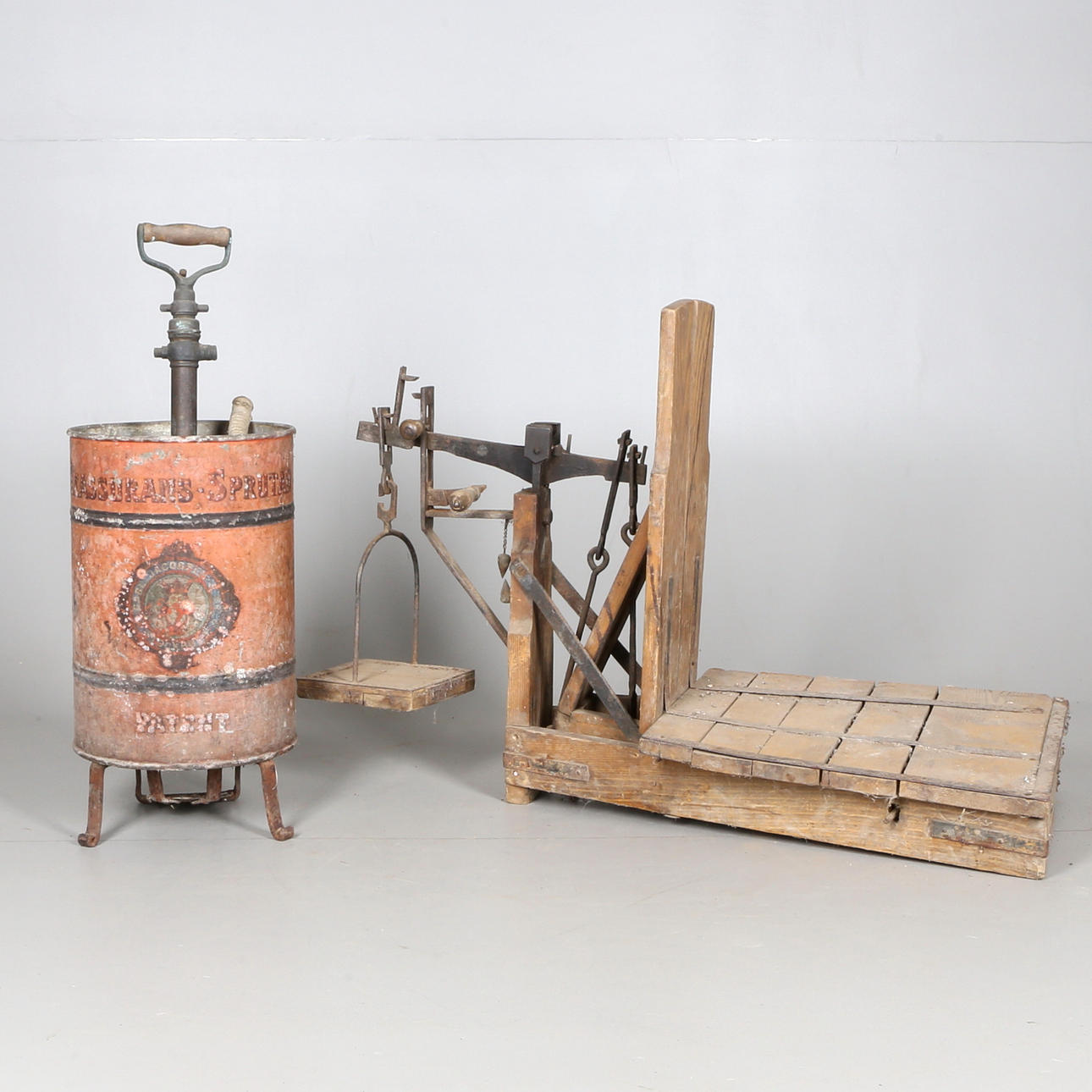 VÅG, samt BRANDSPRUTA, troligen 1800-tal.