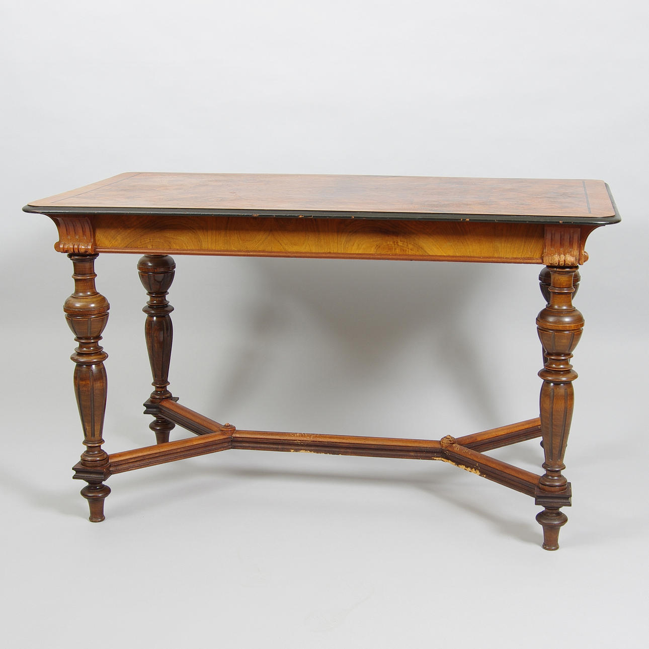 SALONGSBORD, valnöt/rotfaner, nyrenässans.