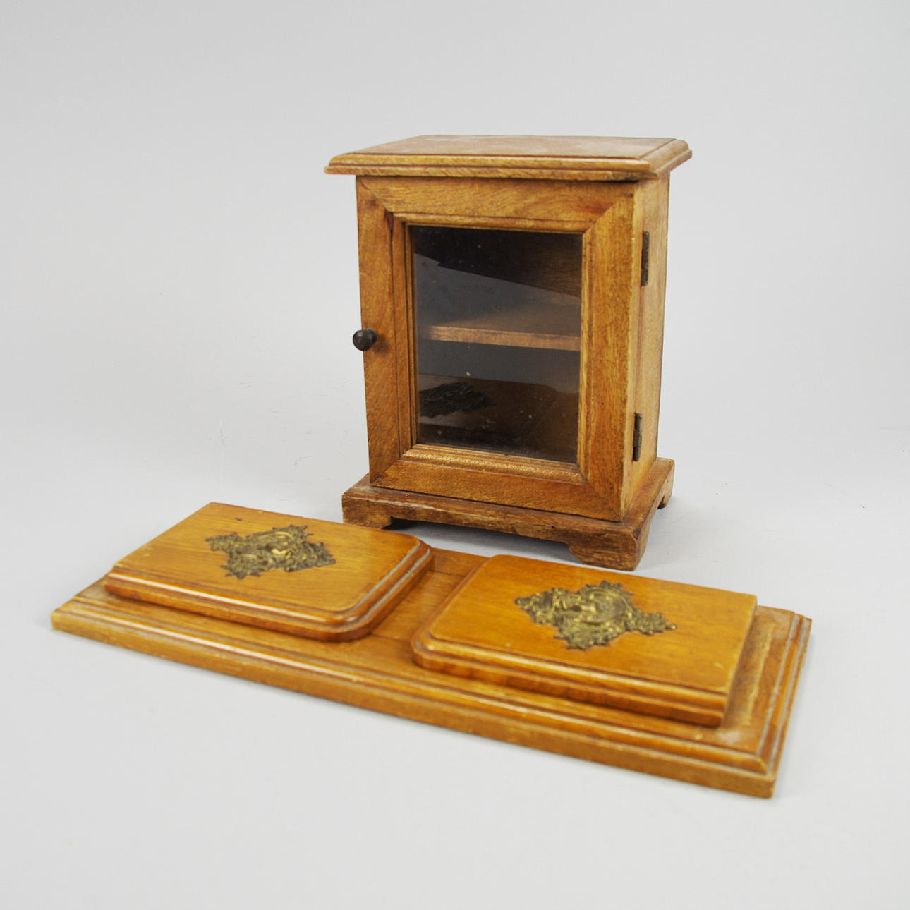 SKÅP SAMT BOKSTÄLL, ek/mahogny, 1900-tal.