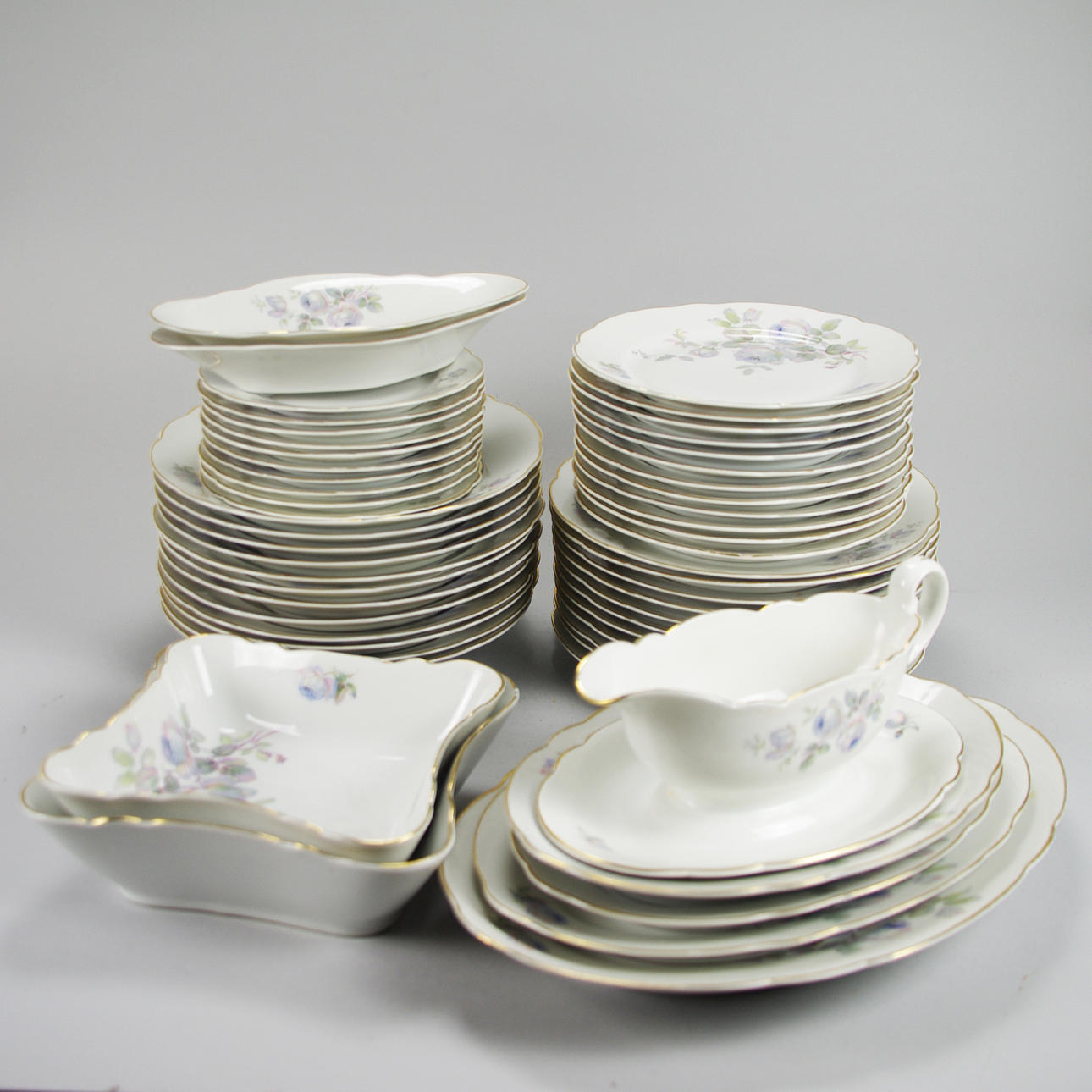 MATSERVIS, Hackefors, porslin med blomsterdekor och förgylld kant.