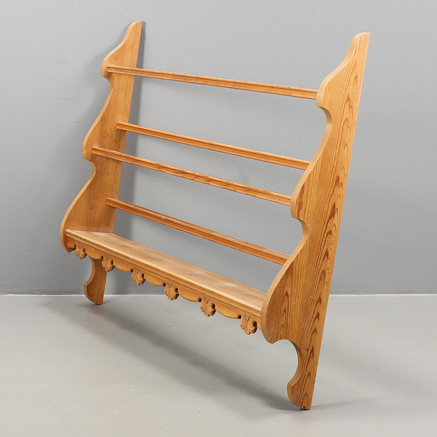 TALLERKENHYLDE fyrretræ.