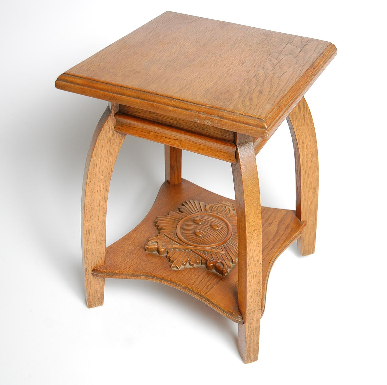 PIEDESTAL med infanteriets emblem.