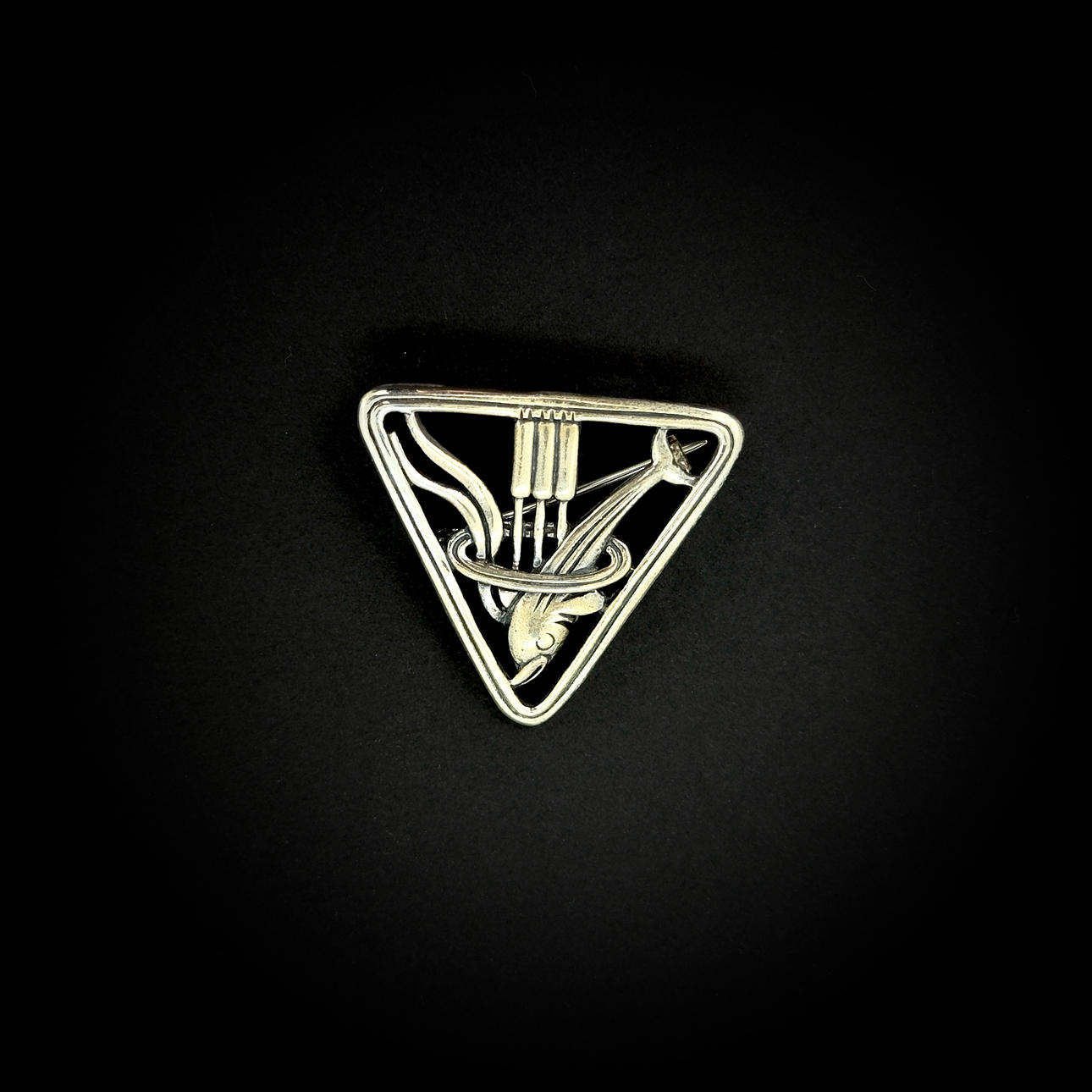 SILVER TRIANGEL DELFIN BROSCH.