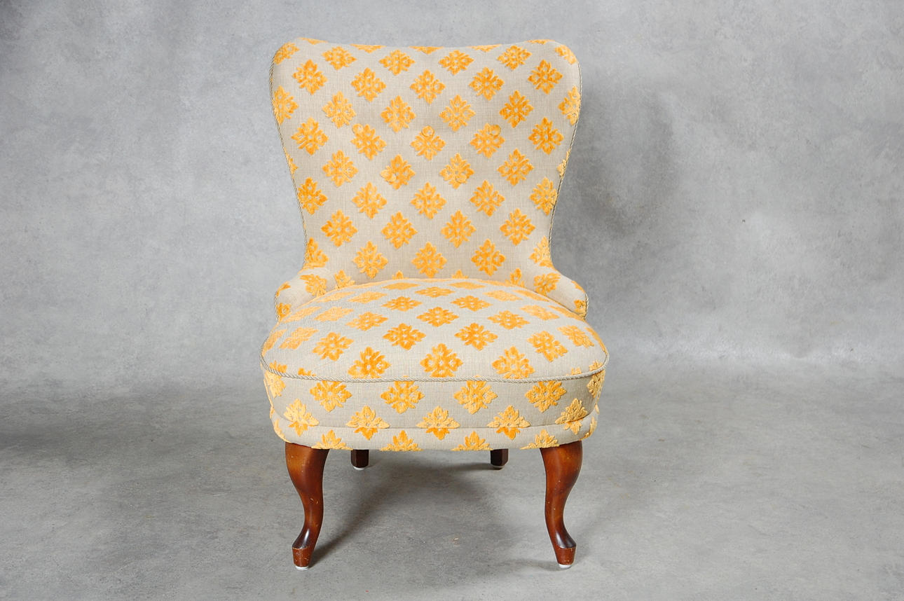 EMMAFÅTÖLJ, nyklädd.