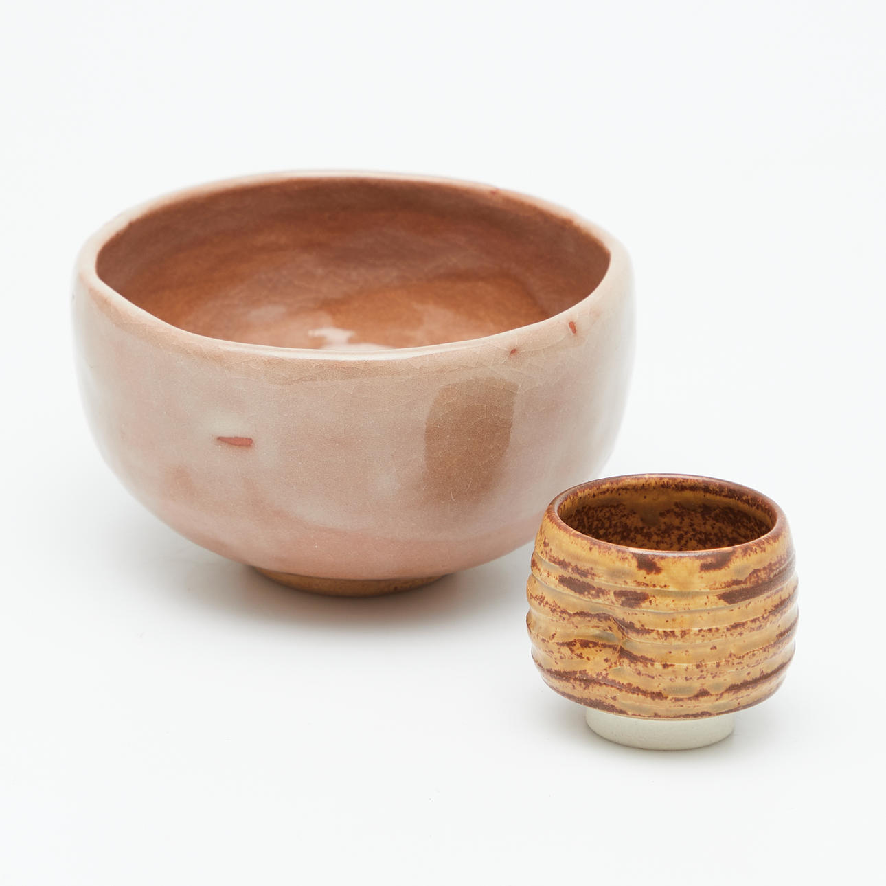 Sakeschale und Teeschale, Keramik, Japan (2).