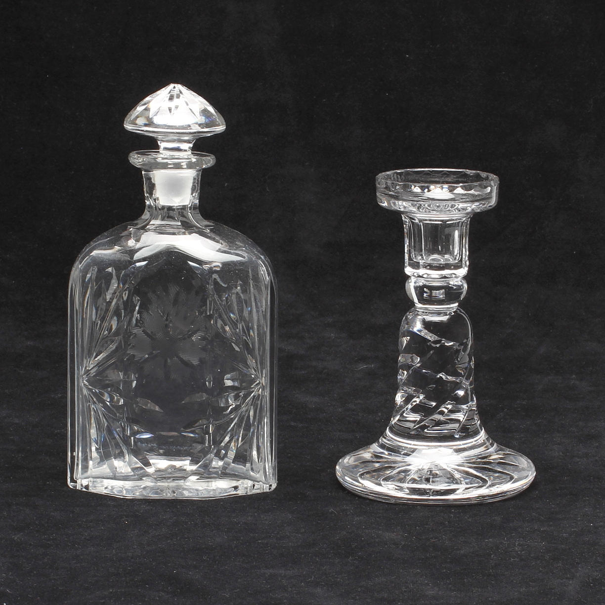 LJUSSTAKE OCH FLASKA, kristall, Mjölby Kristallglassliperi, 1900-talets första hälft.