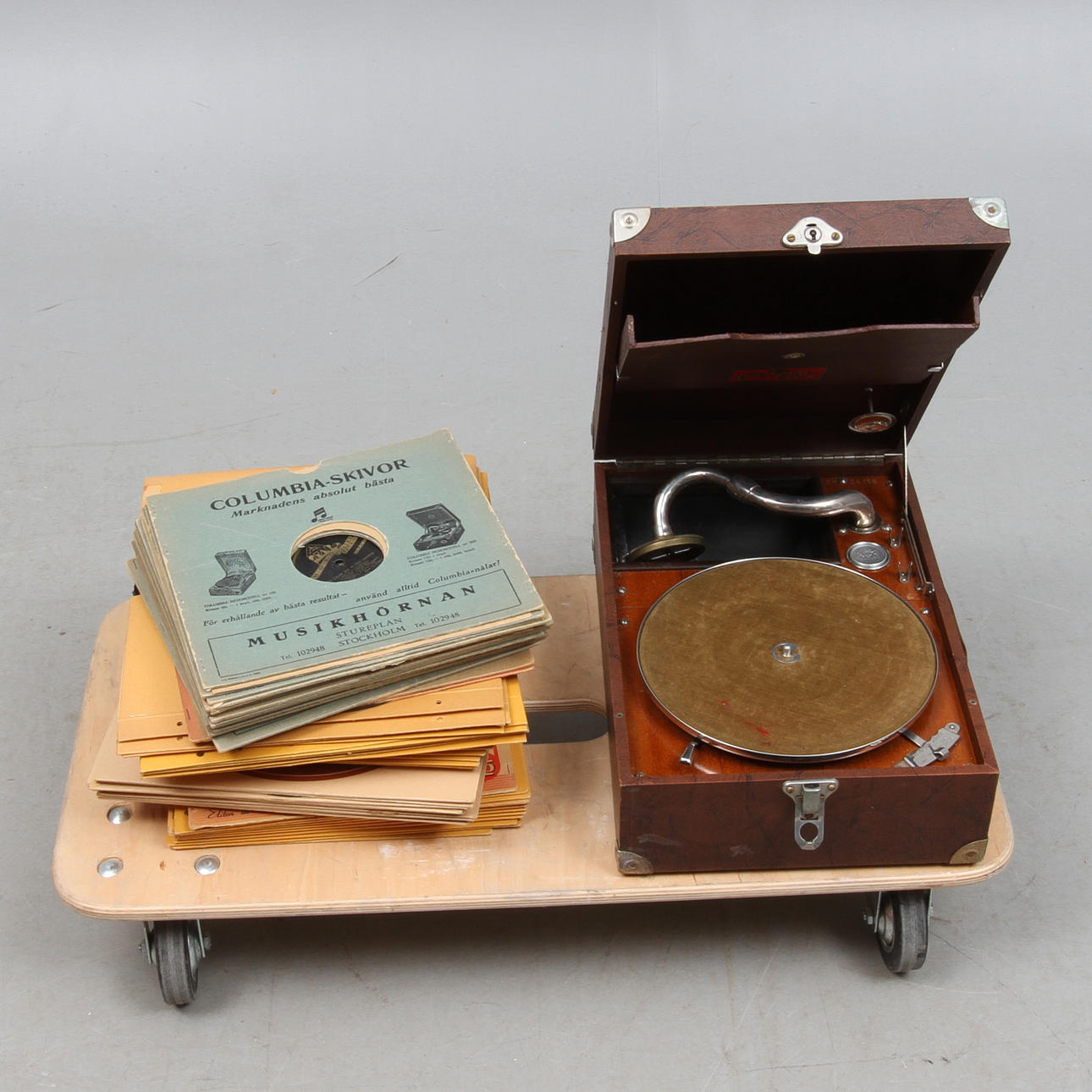 RESEGRAMMOFON, Cremona Rex, med skivor, 1900-talets första hälft.