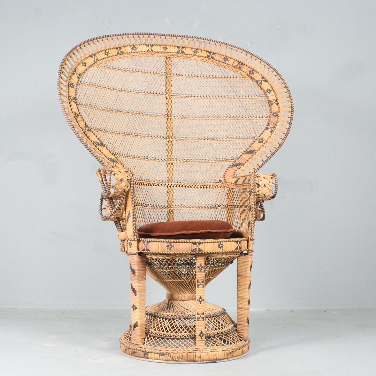 Emanuelle-Sessel / Pfauenthron, Rattan.