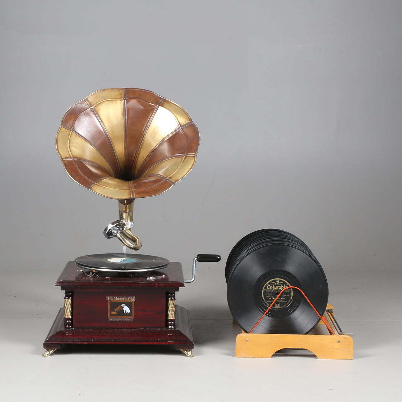 TRATTGRAMMOFON, sent 1900-tal/samtida, samt STENKAKOR, 1900-talets första hälft.