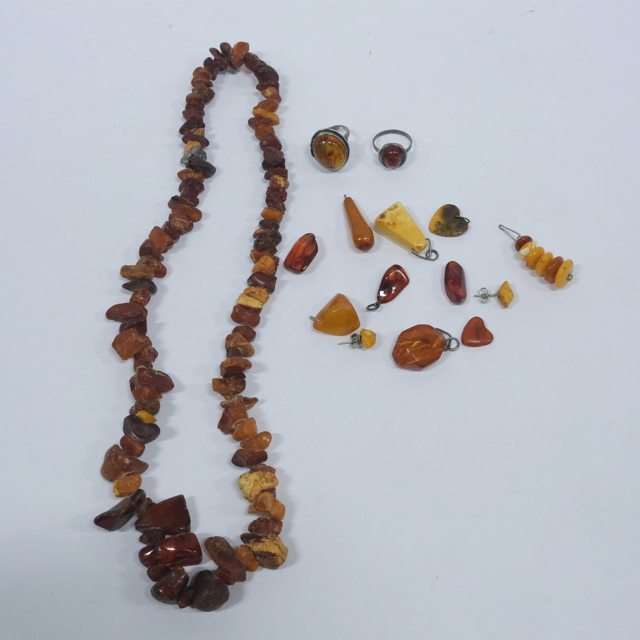 MUCHAS JOYAS, ÁMBAR. 14 PIEZAS.