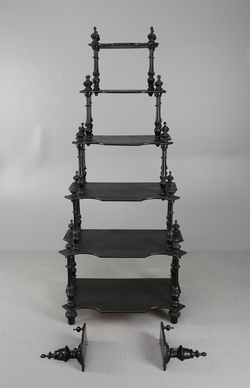 ETAGERHYLLA och VÄGGHYLLOR, 1 par, sekelskiftet 1900.