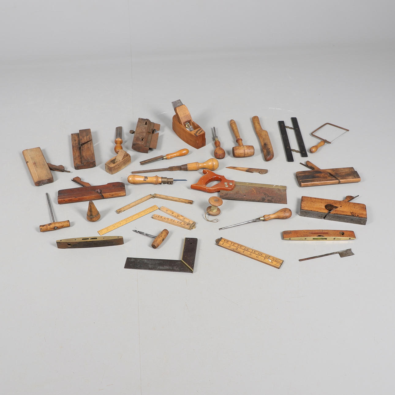 A GROUP OF VINTAGE WOODWORKING TOOLS.