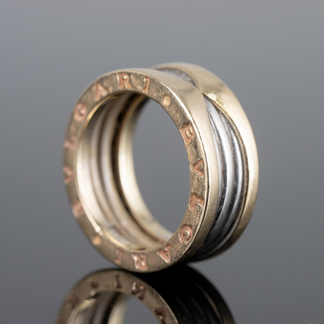 copia basada en el modelo B zero de Bvlgari.