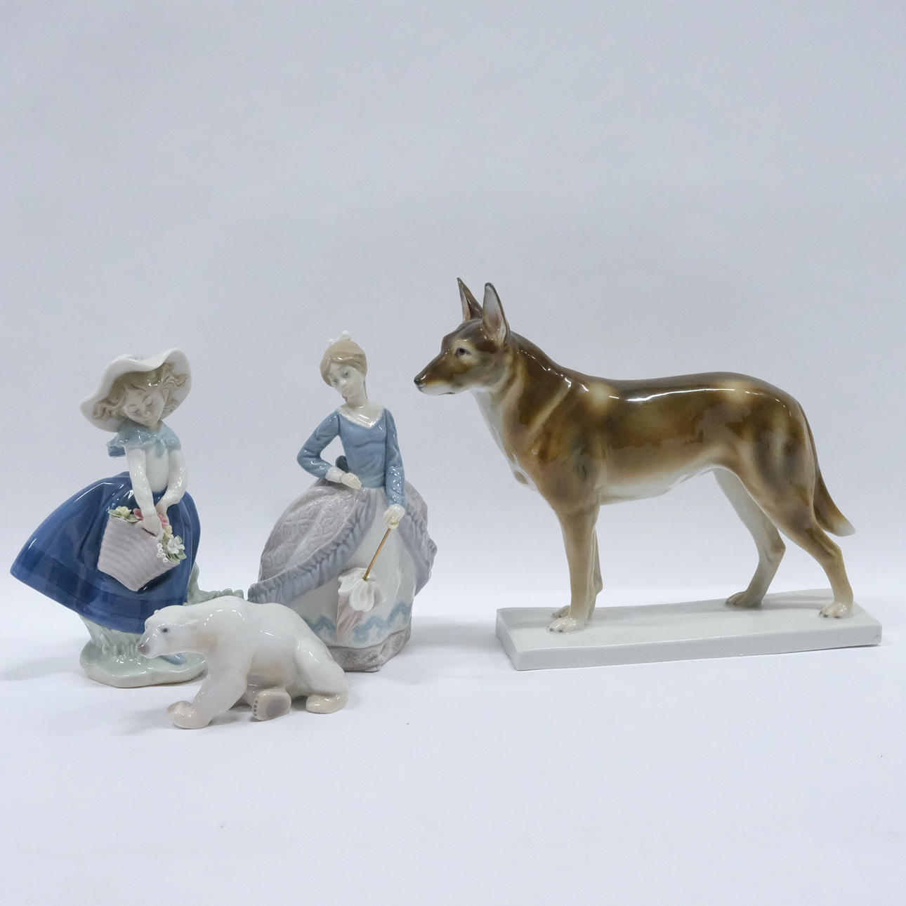 FYRA PORSLINSFIGURER.