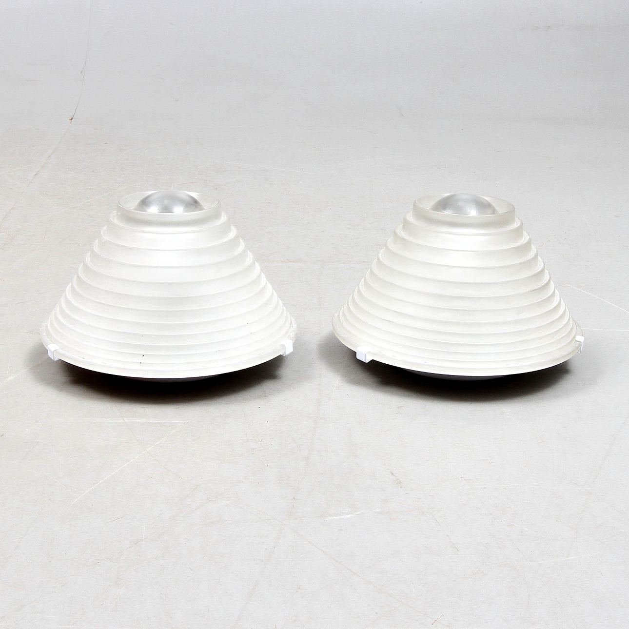 LJUSPLAFONDER, 2 st, "Egina Plafoniera", A. Mangiarotti för Artemide, 1900-talets andra hälft.