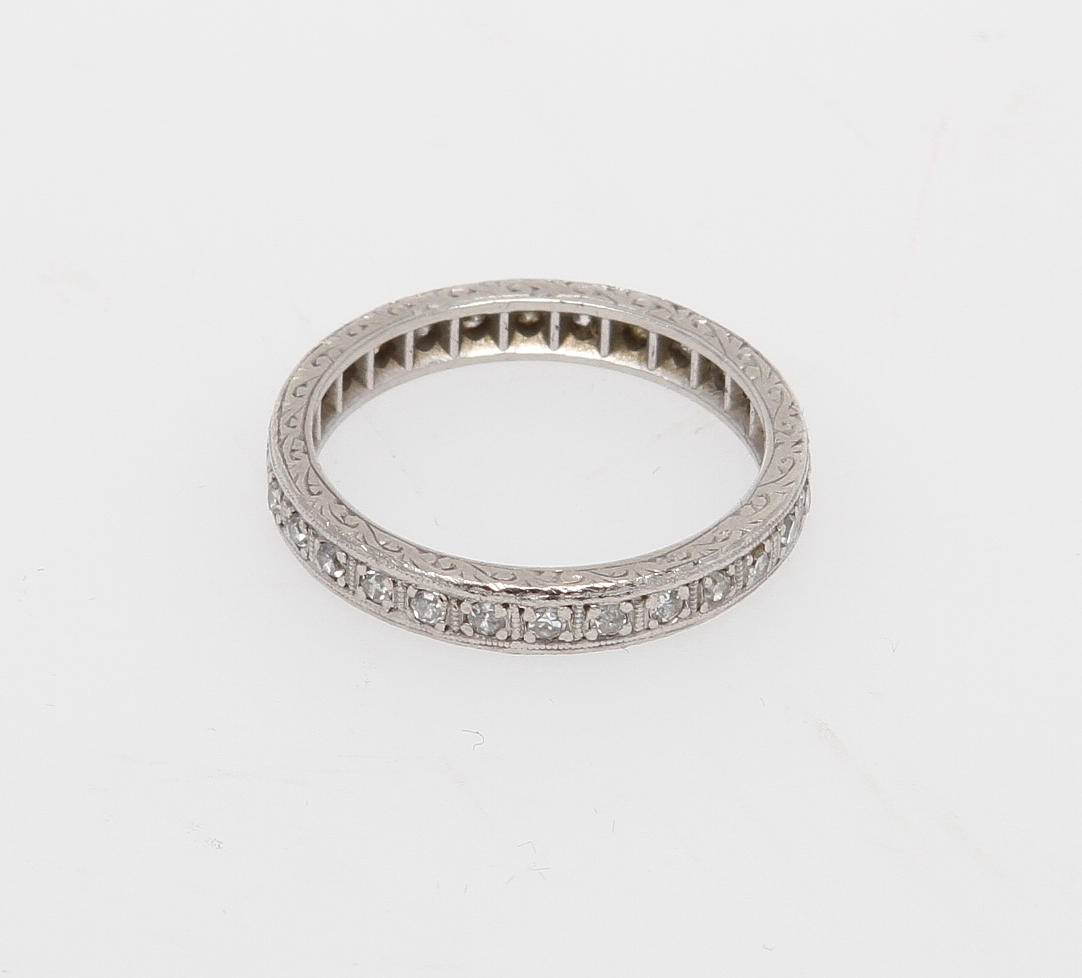 RING, 18k vitguld med briljantslipade diamanter.