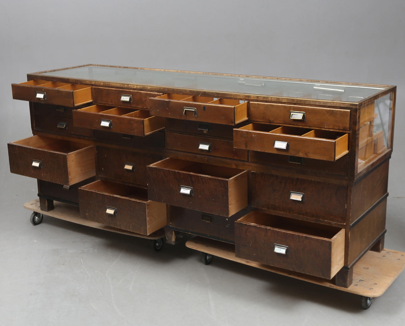 KÖPMANSDISK, glas och trä, 1930-tal.