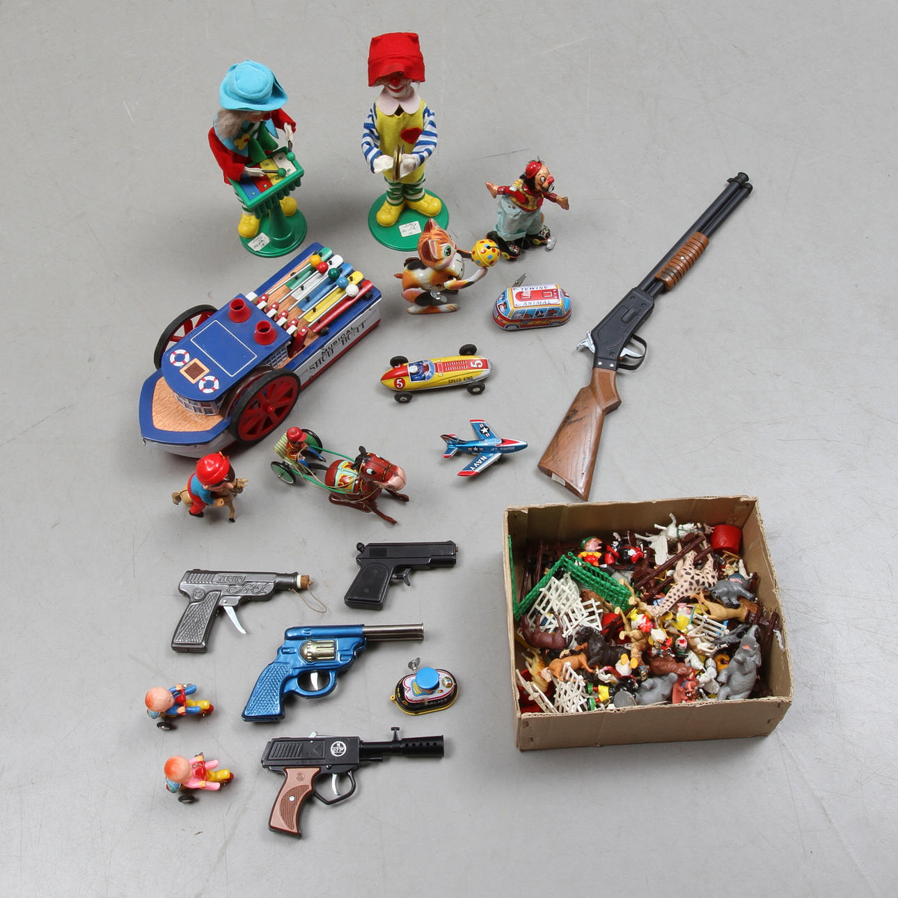 DIVERSE LEKSAKER mest plåt Made in Japan samt djur i plast.