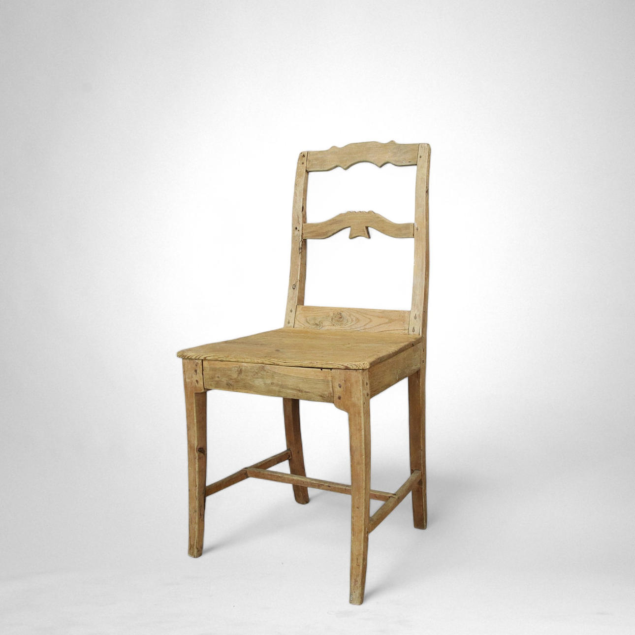A pine wood log chair, 18th/20th century.