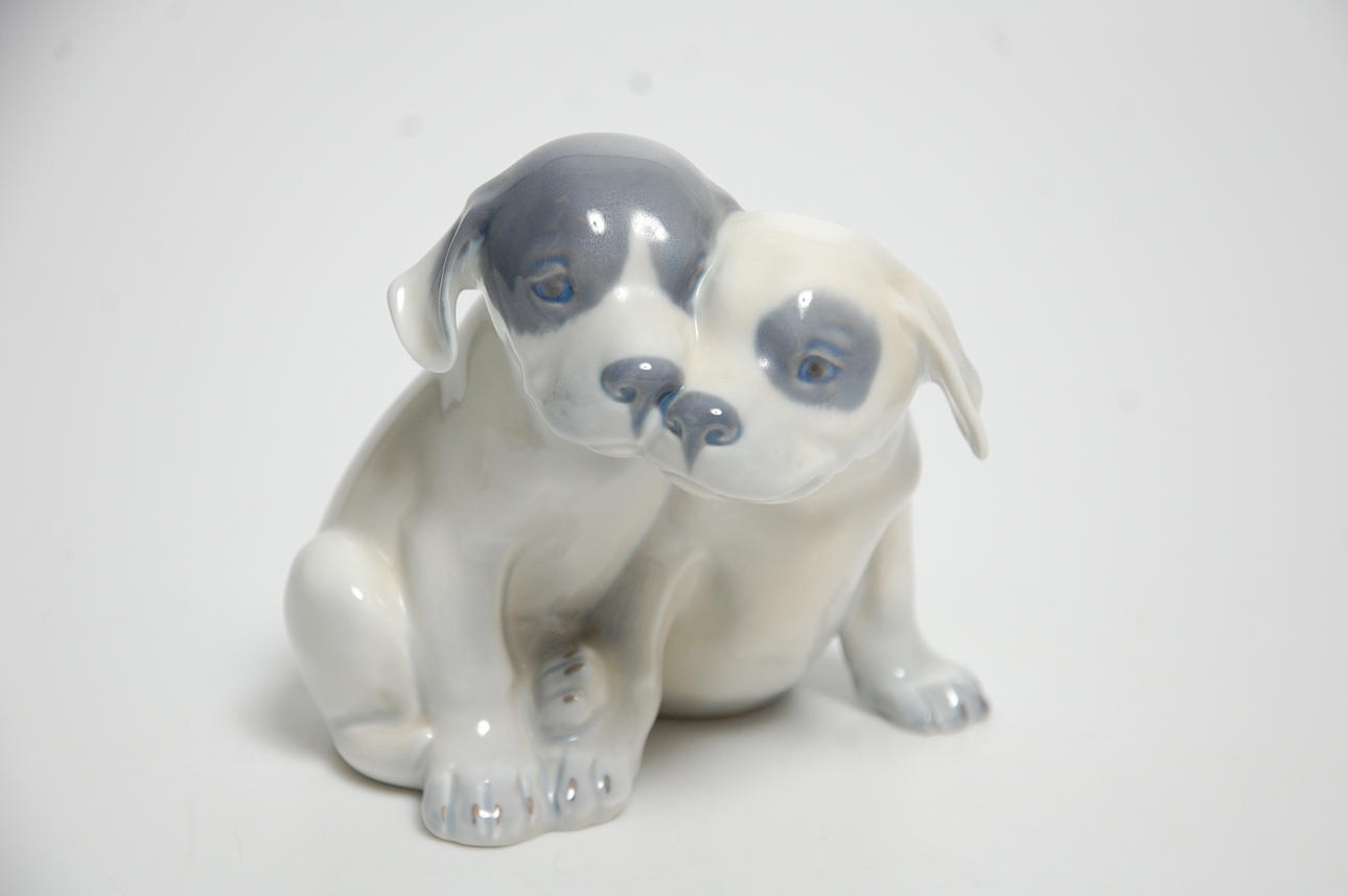 FIGURIN porslin, " Hundvalpar " Royal Copenhagen.