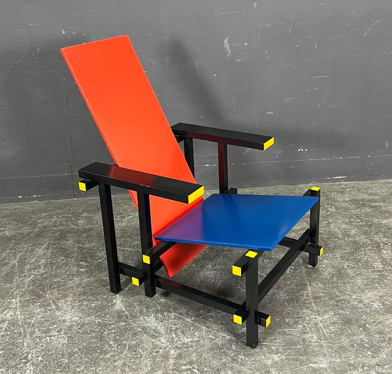 GERRIT THOMAS RIETVELD. RØD BLÅ STOL CASSINA.