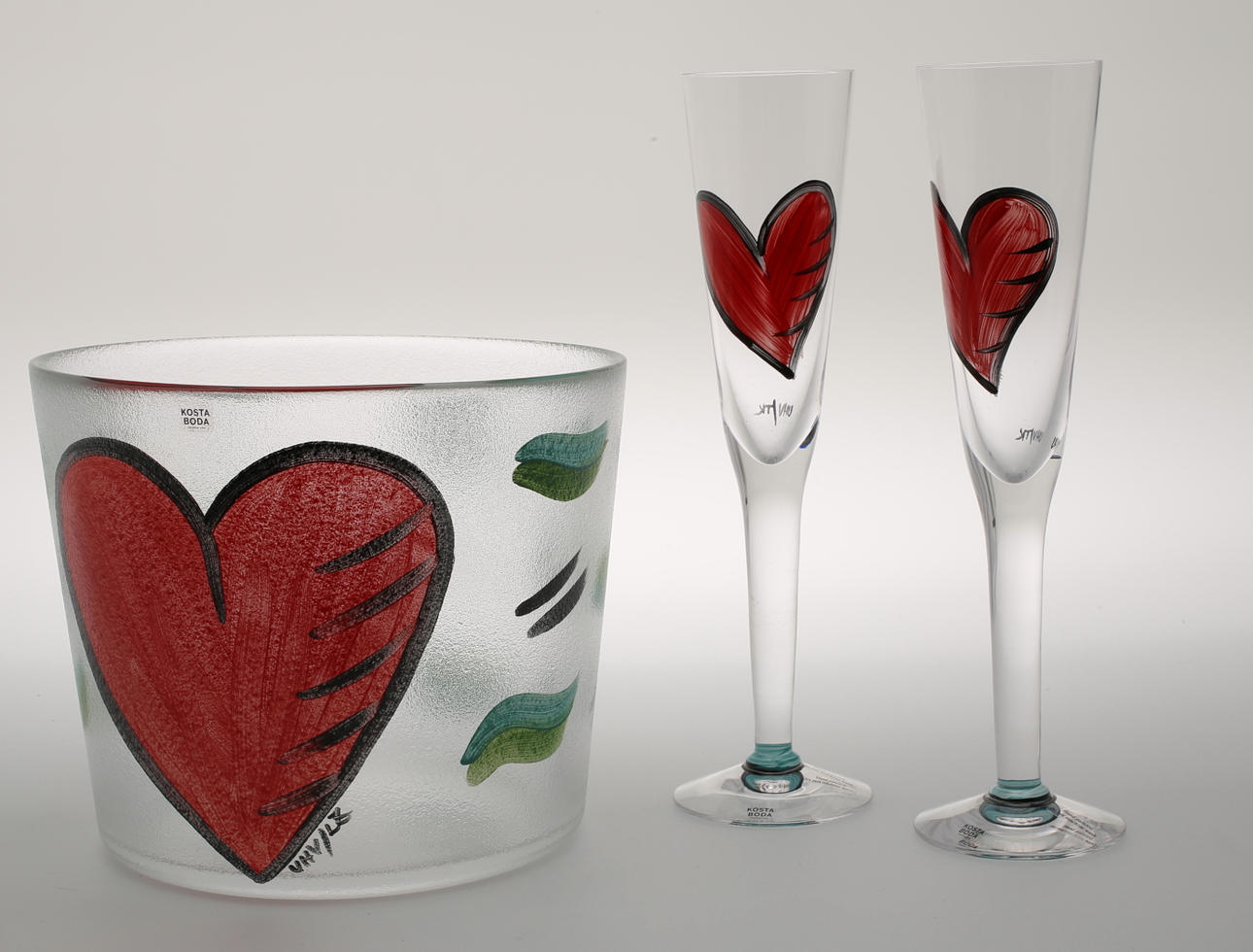 ULRICA HYDMAN VALLIEN. Champagnekylare, 2 st champageglas Kosta Boda, modell Hearts.