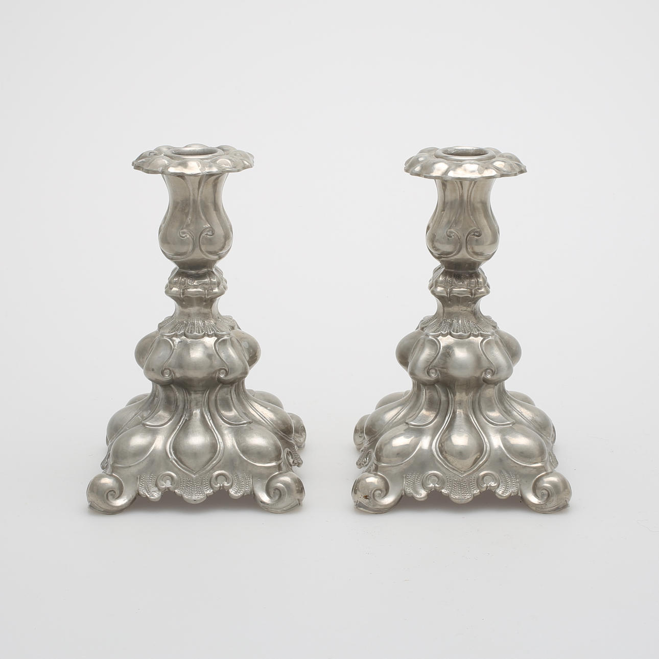 LJUSSTAKAR, ett par, tenn, barockstil, Ernst Svedbom, Vetlanda 1957.