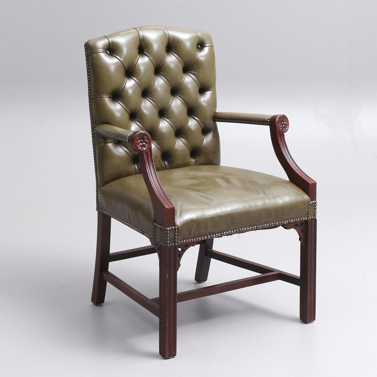 KARMSTOL, grönt läder, engelsk stil 1900-tal.