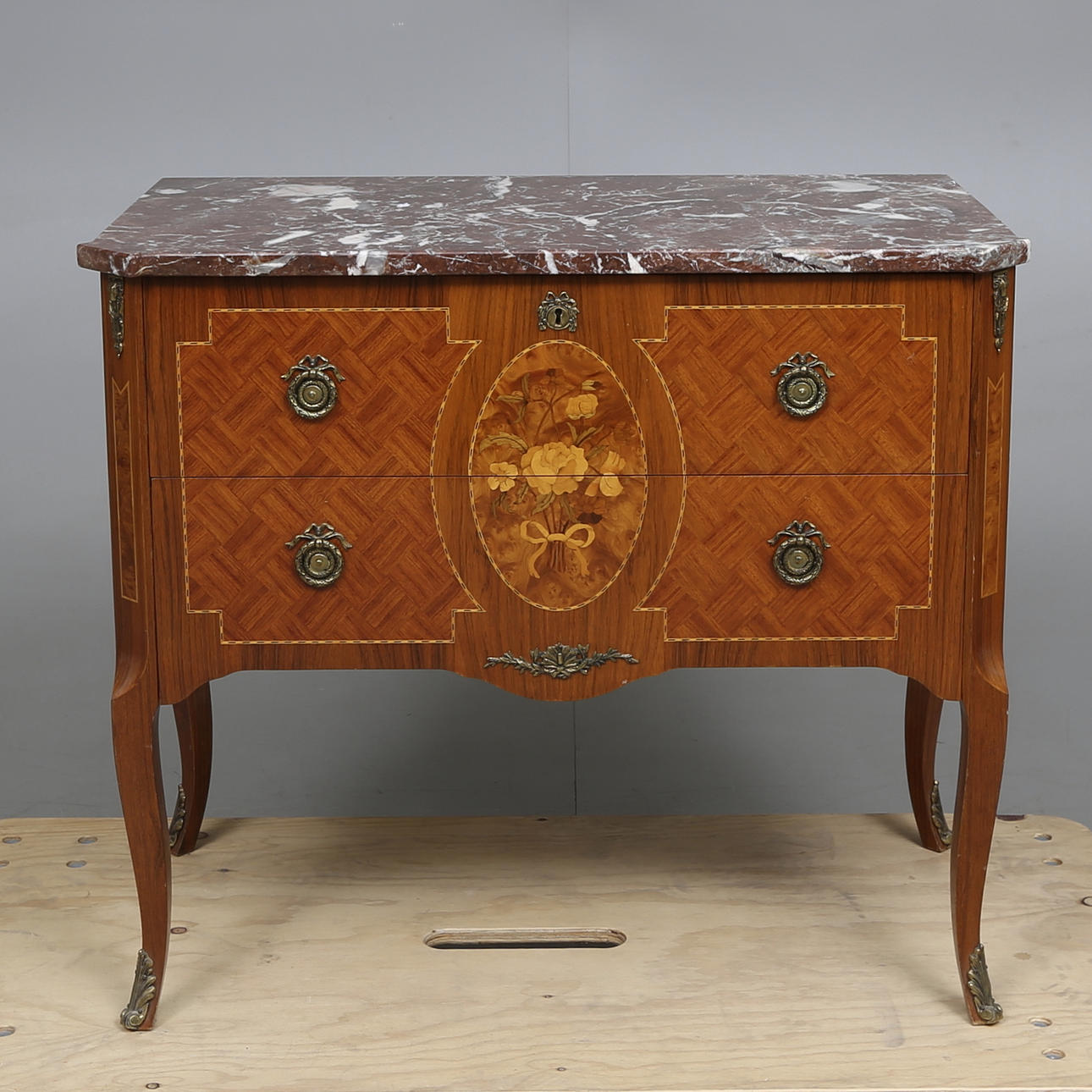 BYRÅ, rokokostil, 1900-tal.