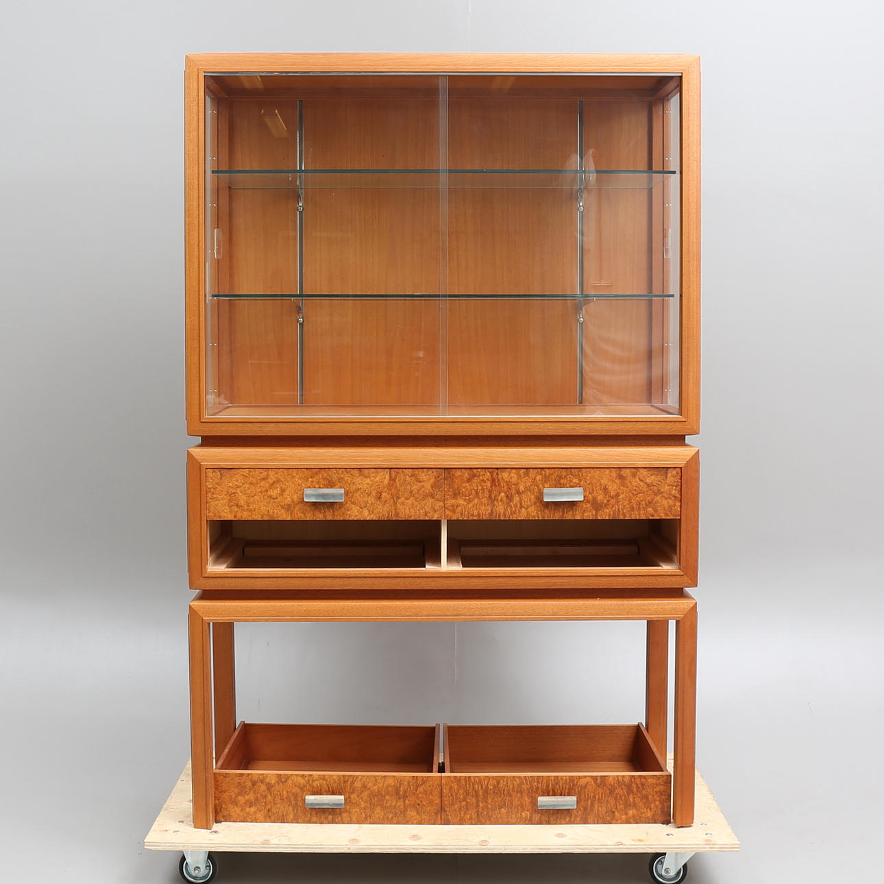 VITRINSKÅP, Västerviks snickarskola 1970.