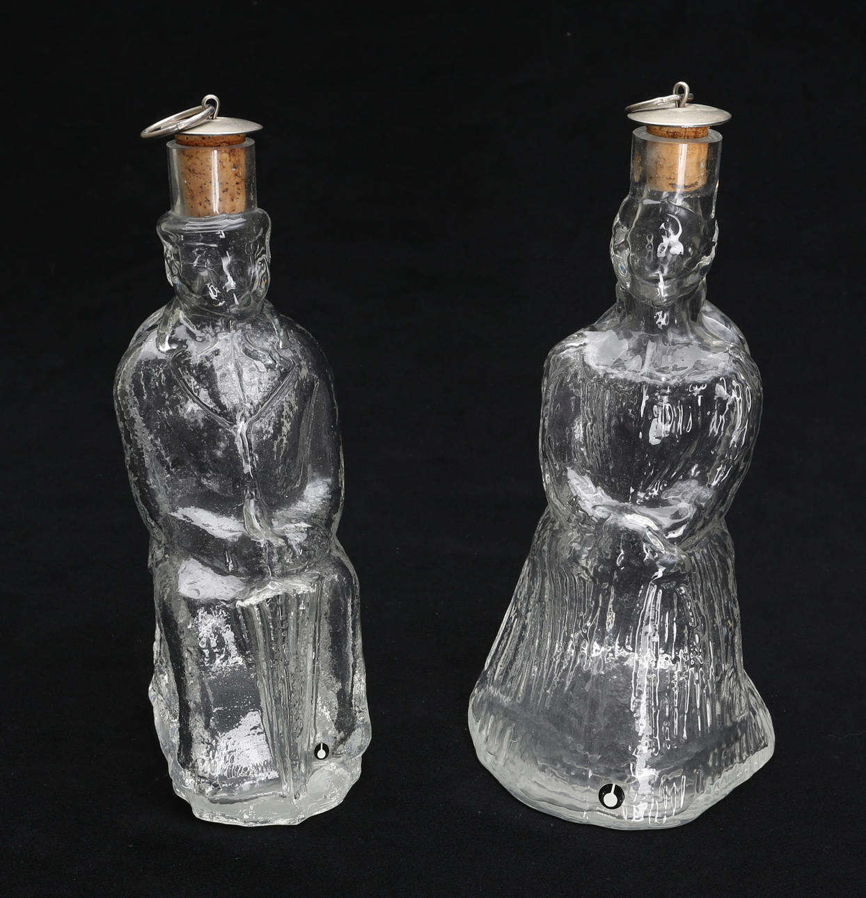 GLASKARAFFER MED PROPP, Pukeberg, 1900-talets senare hälft.