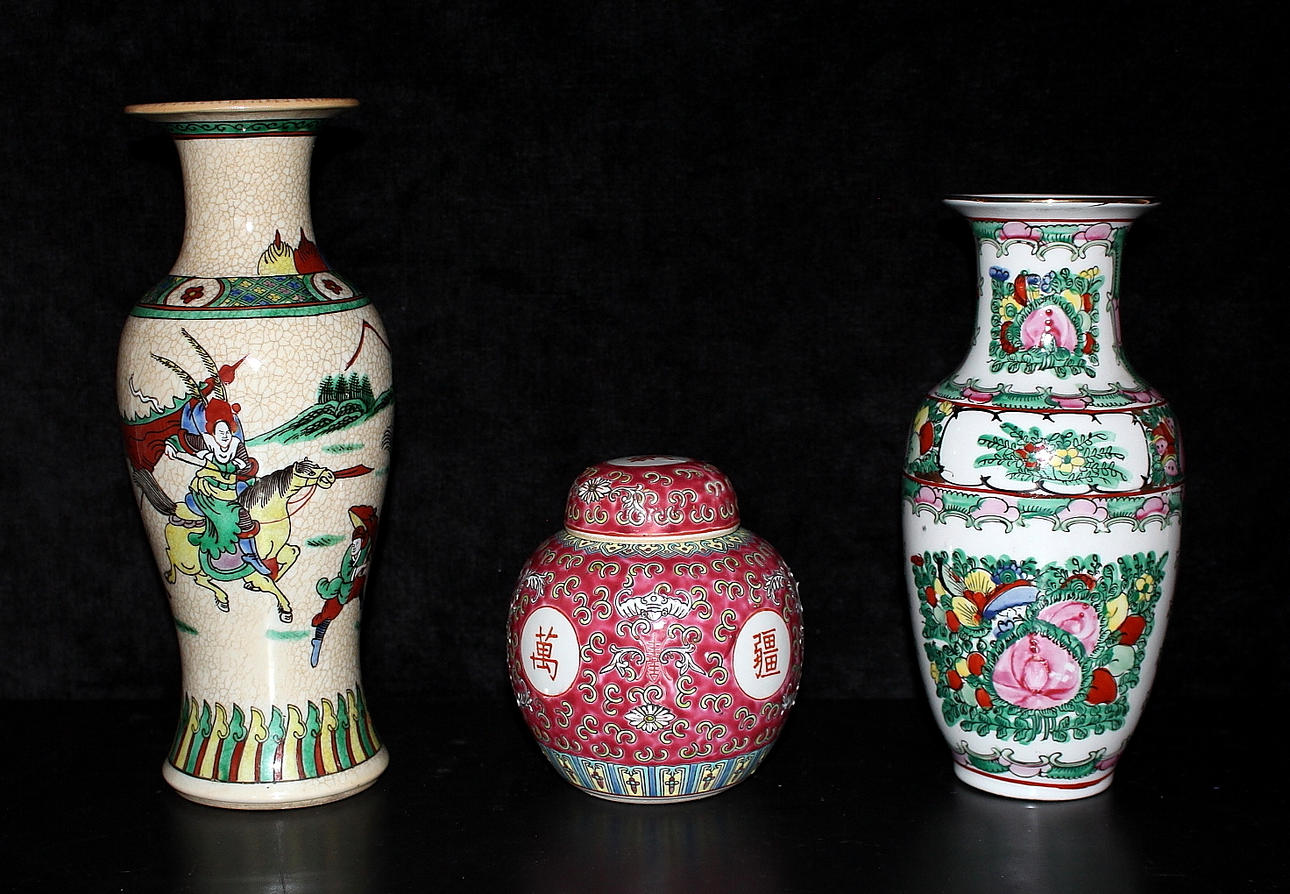 VASER 2 st, LOCKSKÅL, porslin, Kina.