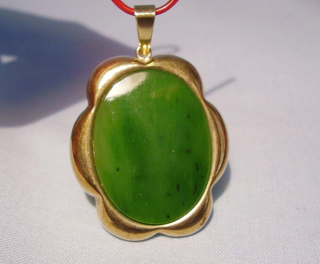 JADE HÄNGE i gult guld 8 karat handgjorda.