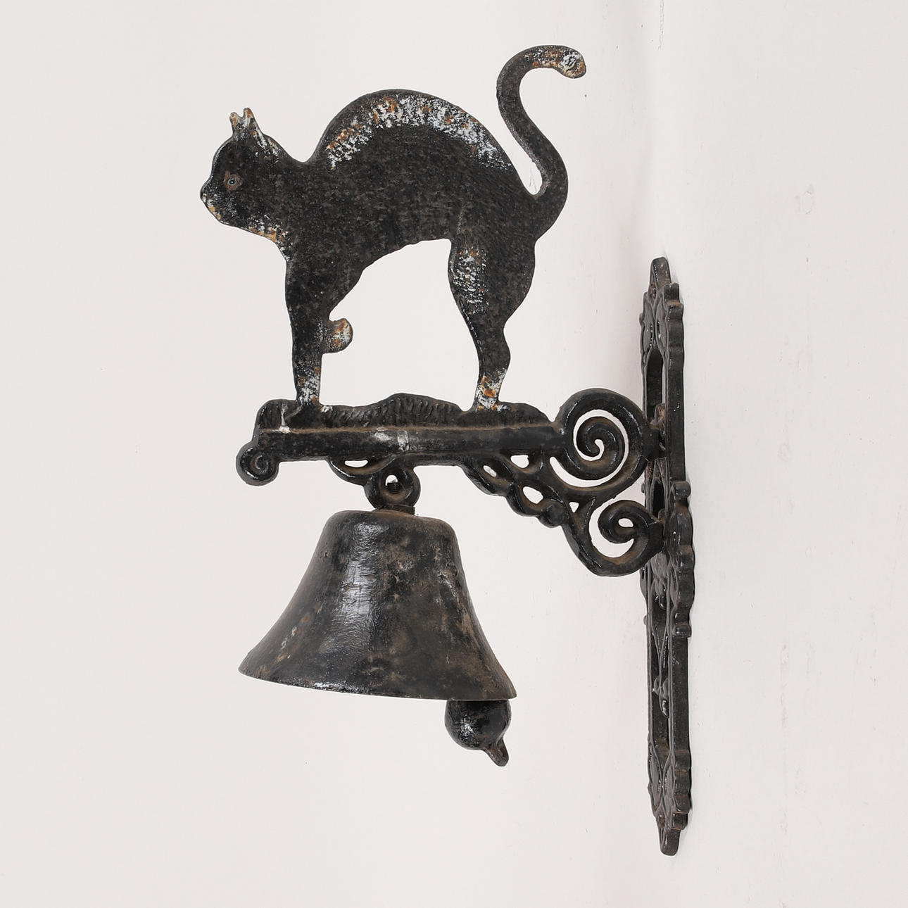 DÖRRKLOCKA, gjutjärn, kattdekor, 1900-tal.