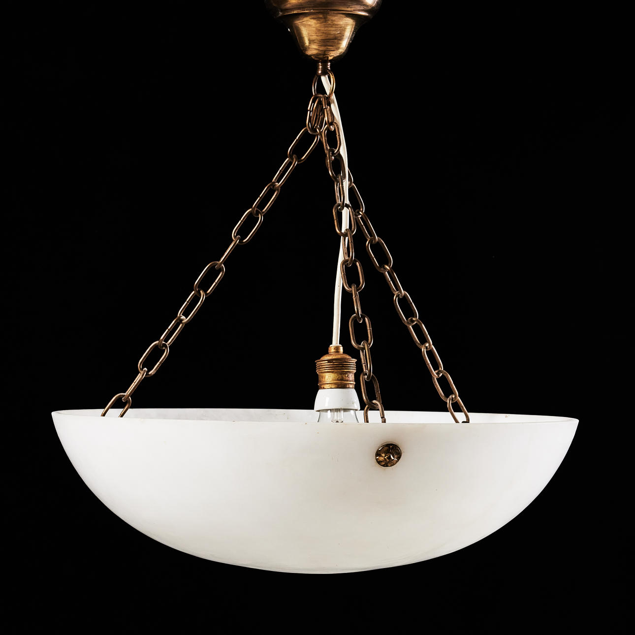 Eine Alabaster-Deckenlampe aus der ersten Hälfte des 20. Jahrhunderts.