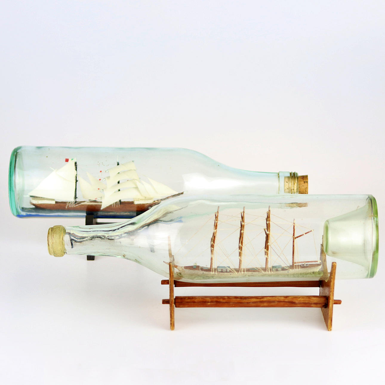FLASCHENVERSAND, 2 Stück Ein Glas, Holz, 20. Jahrhundert.