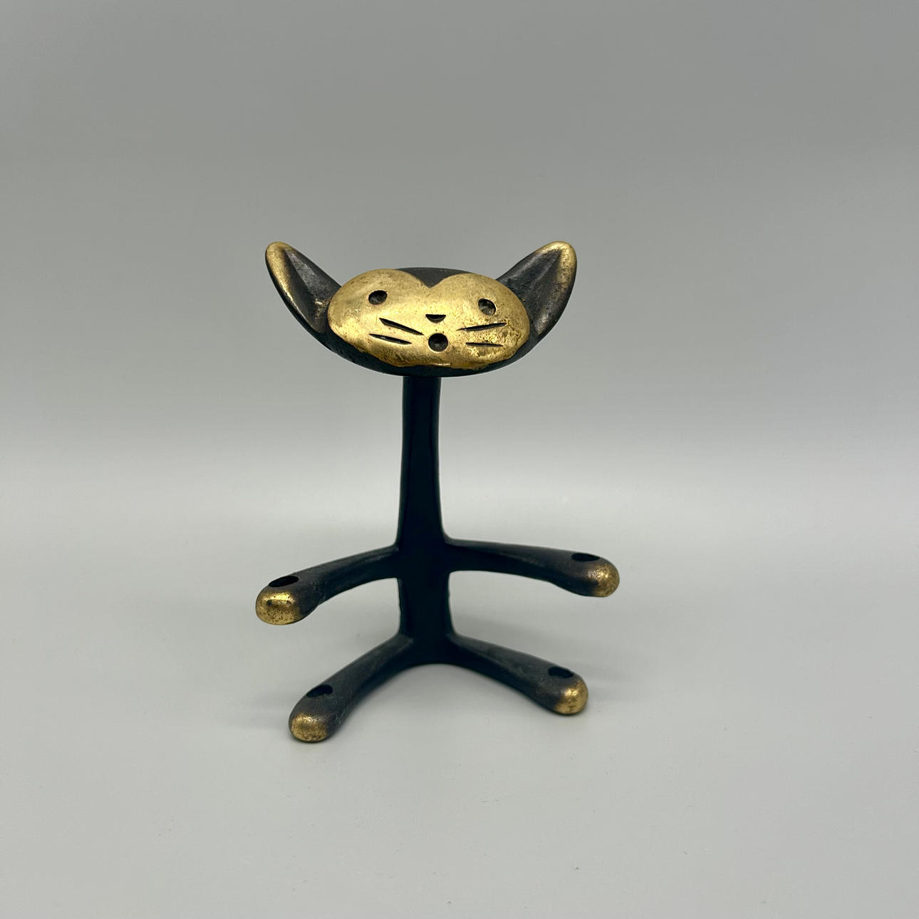 SJÆLDEN MESSING-BRONZE KAT I STIL MED WALTER BOSSE.