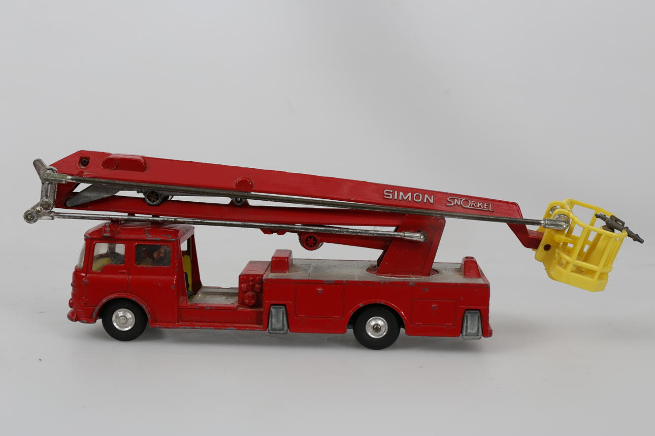 LEKSAKSBIL, plåt, Brandbil, Simon Snorkel Fire Engine, Corgi, England.