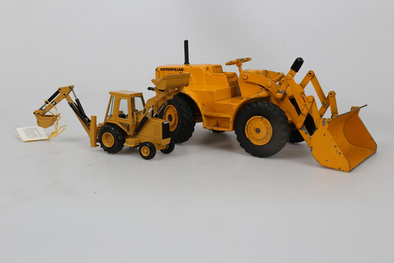 LEKSAKSBILAR, plåt, traktorer, 2 stycken, Caterpillar och NZG.