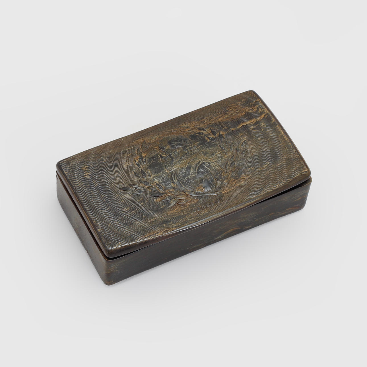 Eine Schnupftabakdose aus Horn, ca. Mitte des 19. Jahrhunderts.