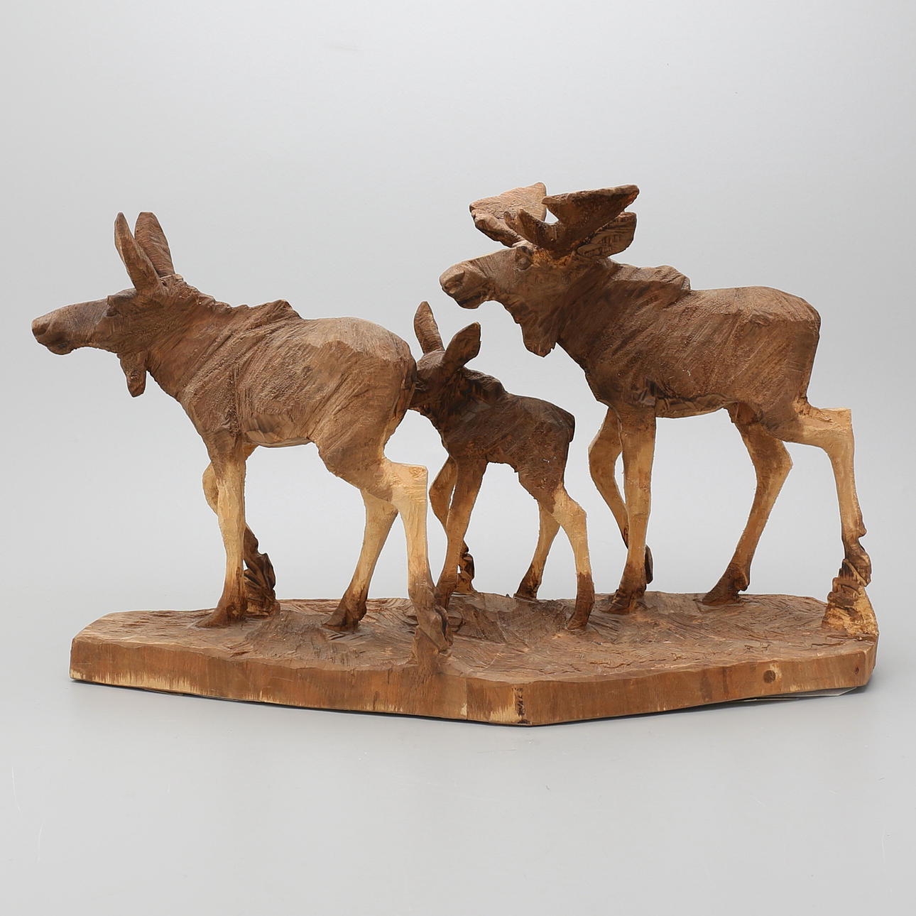 ERIK REIMHULT. Älgfamilj. Snidat trä, signerad och daterad 84.