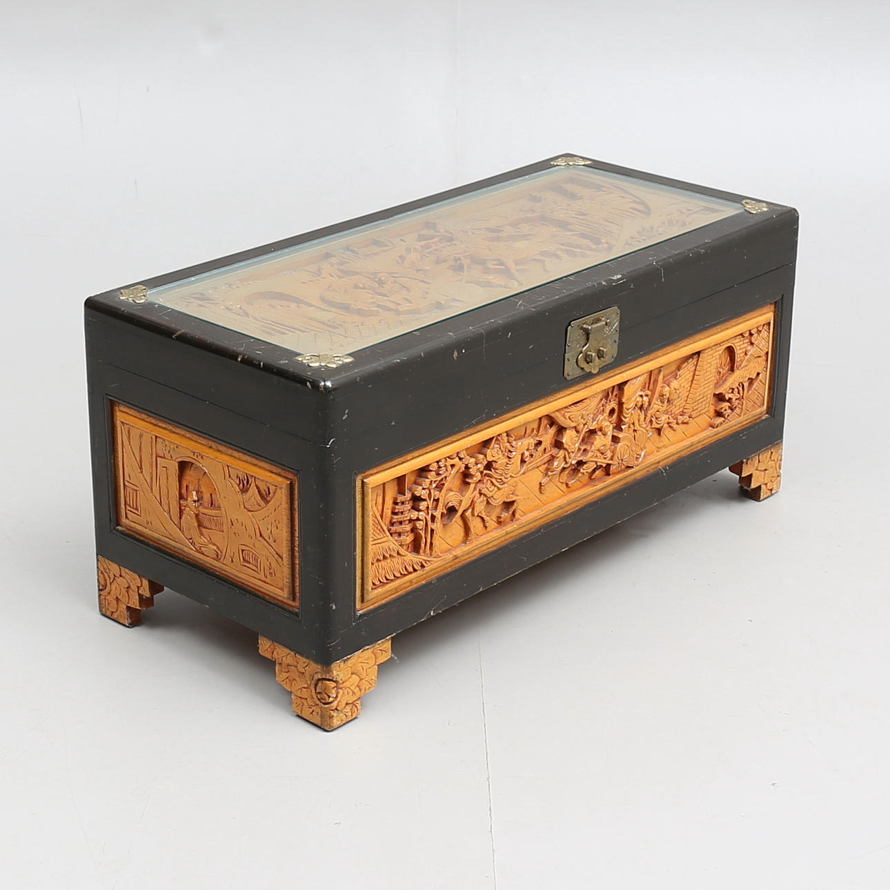 KAMFERKISTA, orientalisk, 1900-tal.